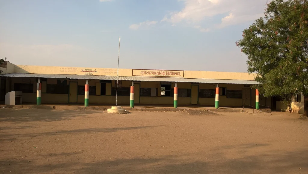 Single-storey village school building with a courtyard